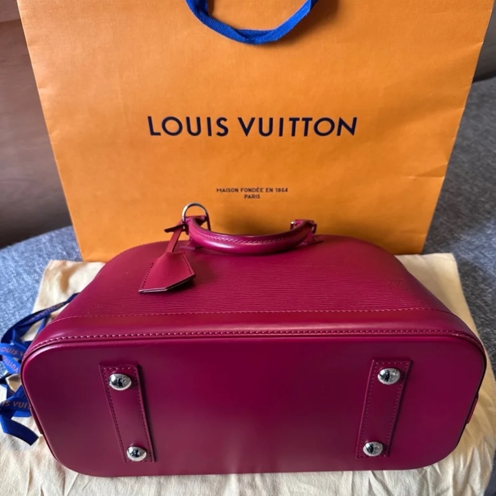 Authentic LV Alma Epi Leather Handbag MM - Picture 9 of 13